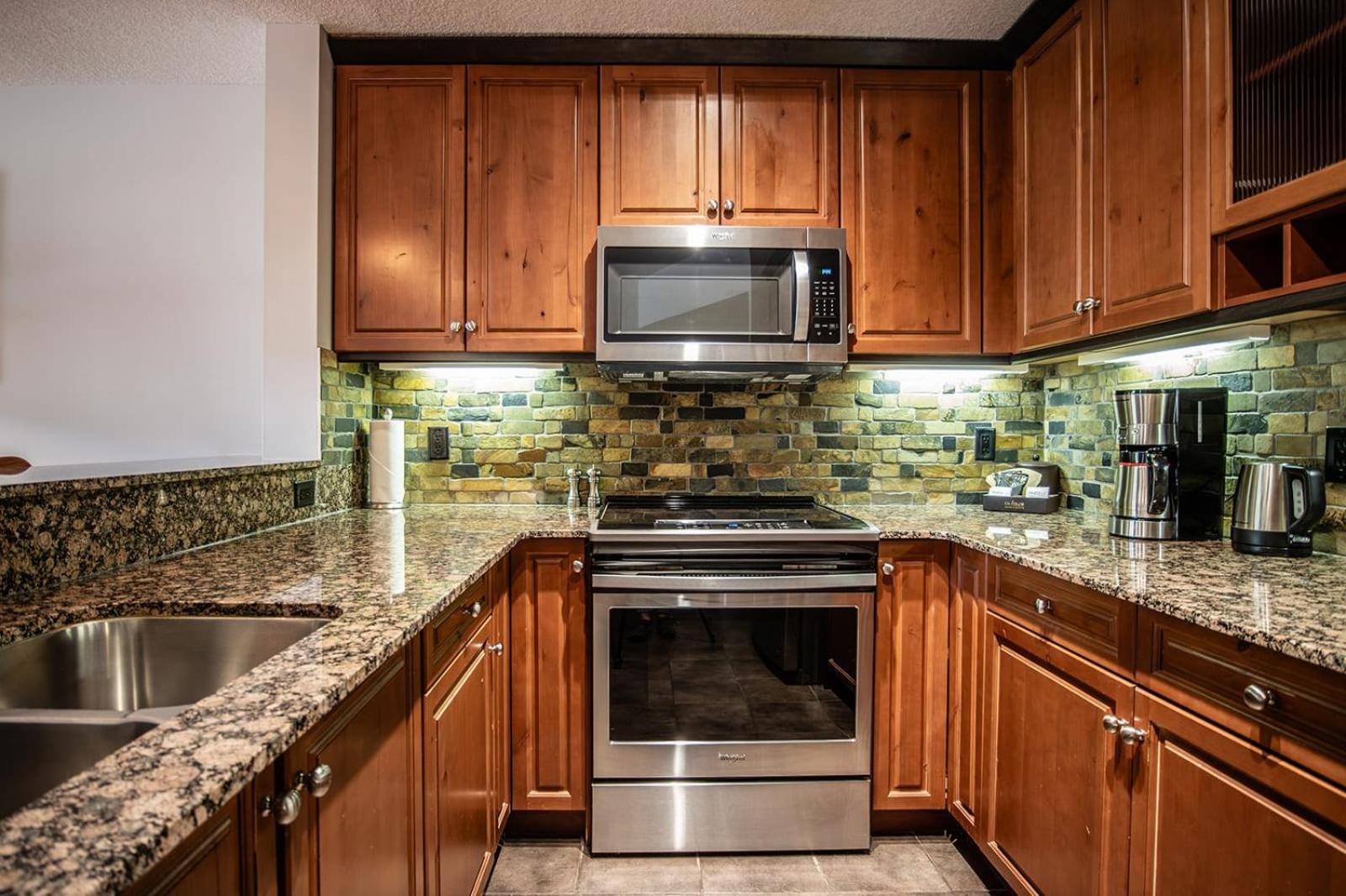 Premium King With Views And Pool Holiday home Canmore